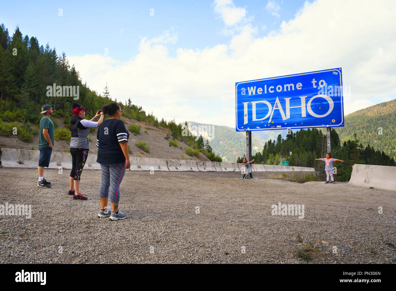 LOOKOUT PASS, Idaho, USA - September 1, 2018: Familie von fünf stop Bilder Willkommen Idaho Straße Stockfoto