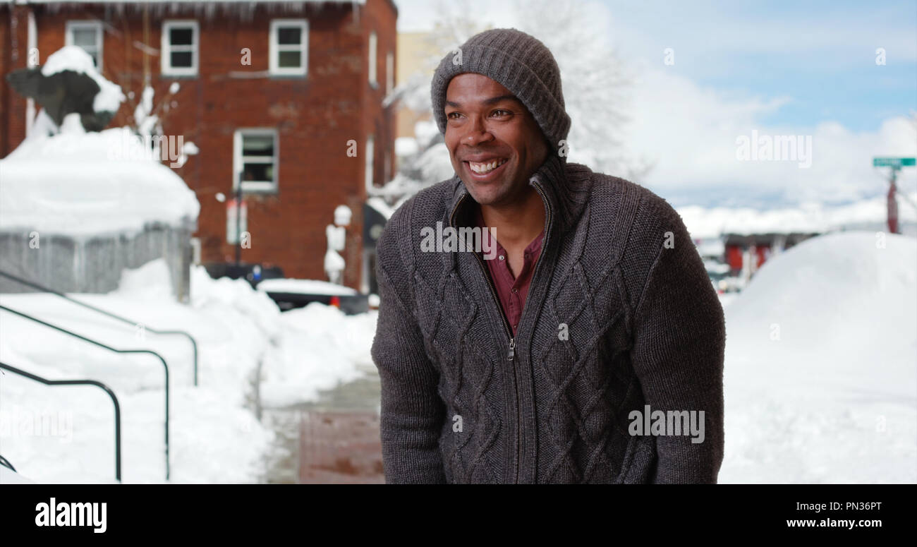 Afro-amerikanische Mann im Schnee draussen auf frostigen Morgen Stockfoto