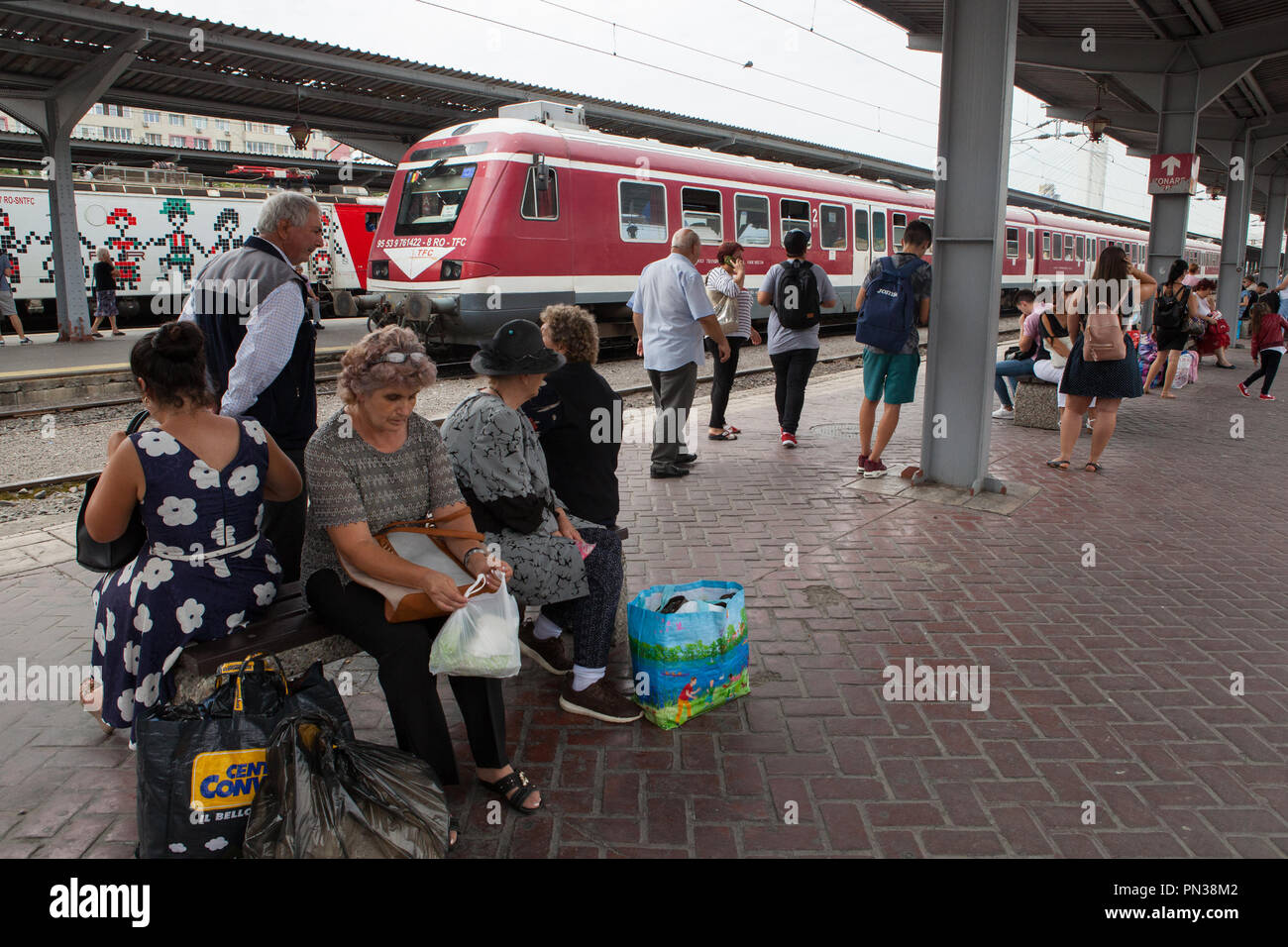 Passagiere warten auf der Plattform in der Gara de Nord Bahnhof in Bukarest, Rumänien Stockfoto