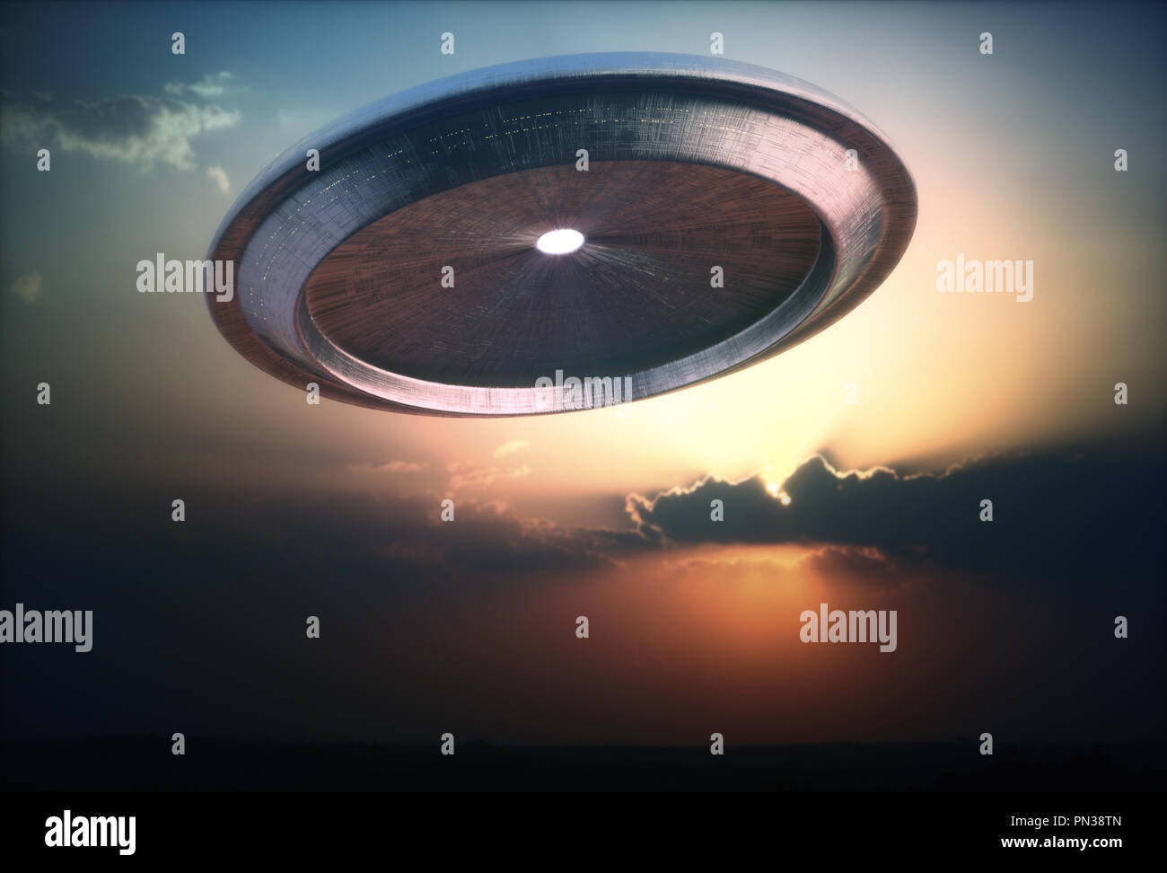 Fremdes Schiff UFO Ankunft auf dem Planeten Erde mit dem Sonnenuntergang im Hintergrund. Stockfoto