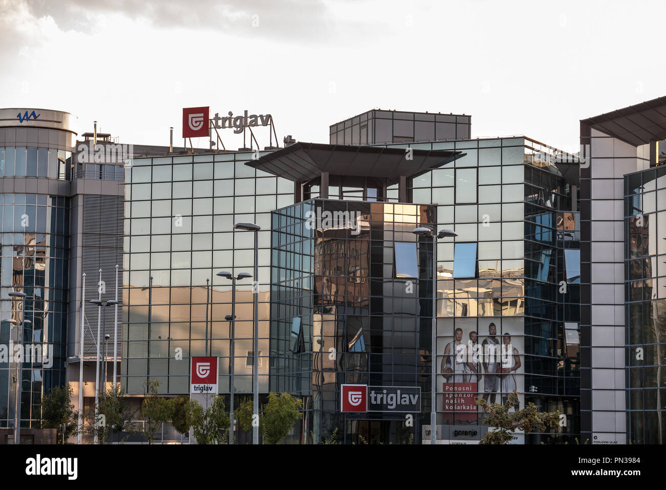 Belgrad, SERBIEN - 19. SEPTEMBER 2018: Logo des Triglav Versicherung auf ihren Sitz in Belgrad. Versicherung Triglav ist der größte slowenische c Stockfoto