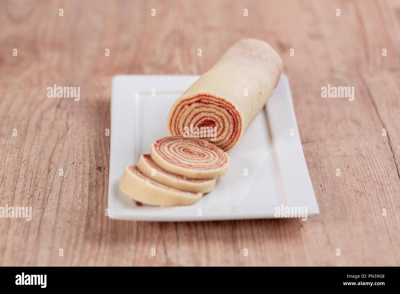 Bolo de Rolo (Schweizer Rolle, Rolle Kuchen) typisch brasilianische Nachtisch, vom Staat Pernambuco. In Scheiben geschnitten Kuchen Rolle mit Guave einfügen gefüllt. Stockfoto