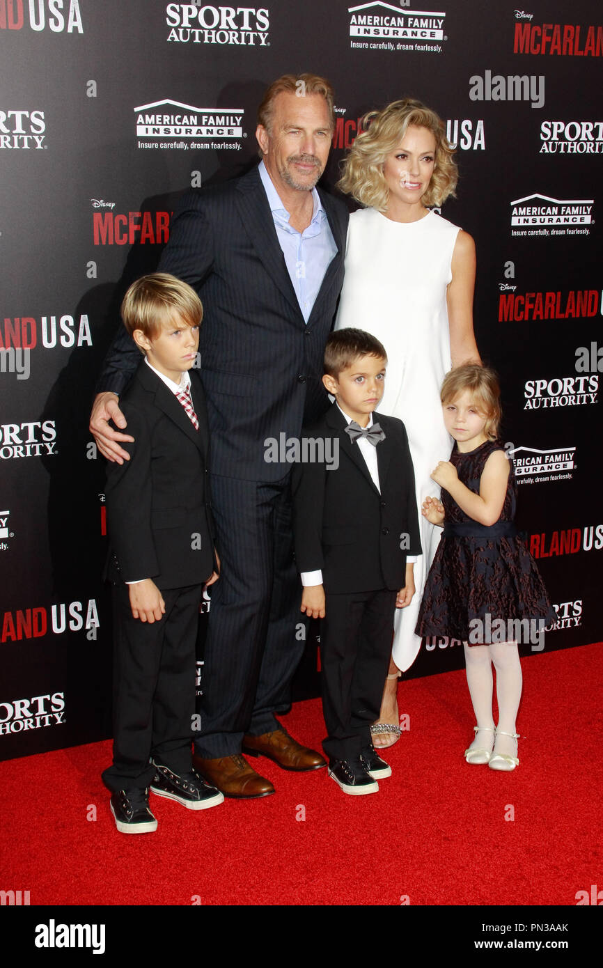 Kevin Costner, Frau Christine Baumgartner und Kinder bei der Weltpremiere von Disney's "cFarland USA" am El Capitan Theatre in Hollywood, CA, 9. Februar 2015 statt. Foto von Joe Martinez/PictureLux Stockfoto