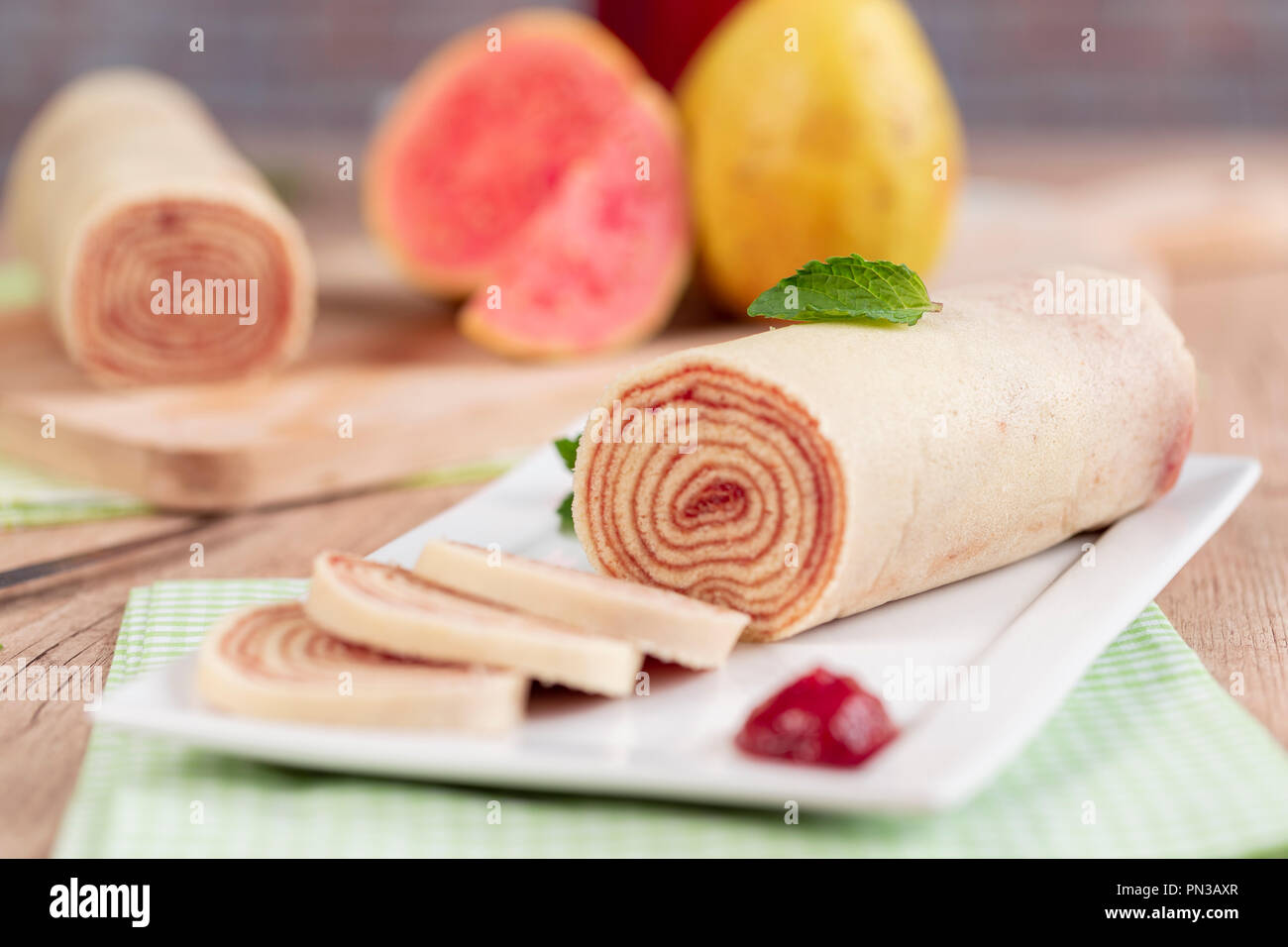 Bolo de Rolo (Schweizer Rolle, Rolle Kuchen) typisch brasilianische Nachtisch, vom Staat Pernambuco. In Scheiben geschnitten Kuchen Rolle mit Guave einfügen gefüllt. Stockfoto