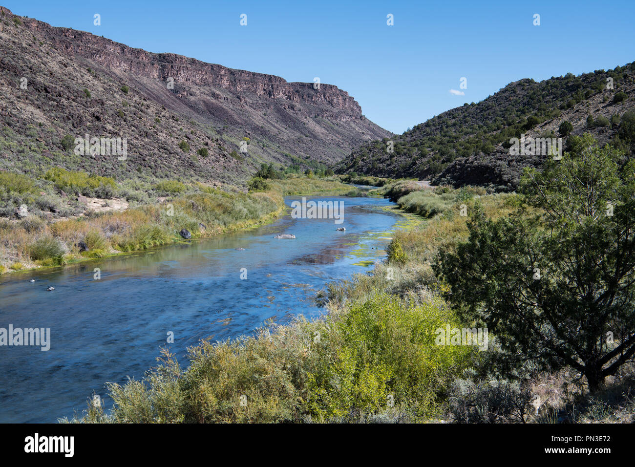 Rio Grande Fluss Kurven durch den Rio Grande Schlucht im Norden von New Mexico in den Rio Grande del Norte National Monument Stockfoto