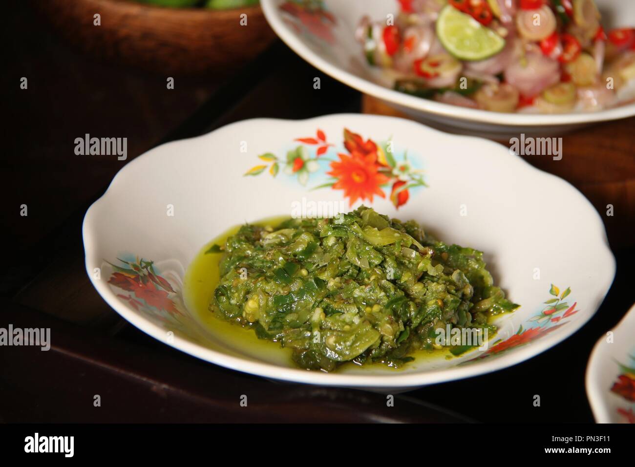 Sambal Lado Mudo. Das zerkleinerte grüne Chili Paste aus Padang, West Sumatra Stockfoto