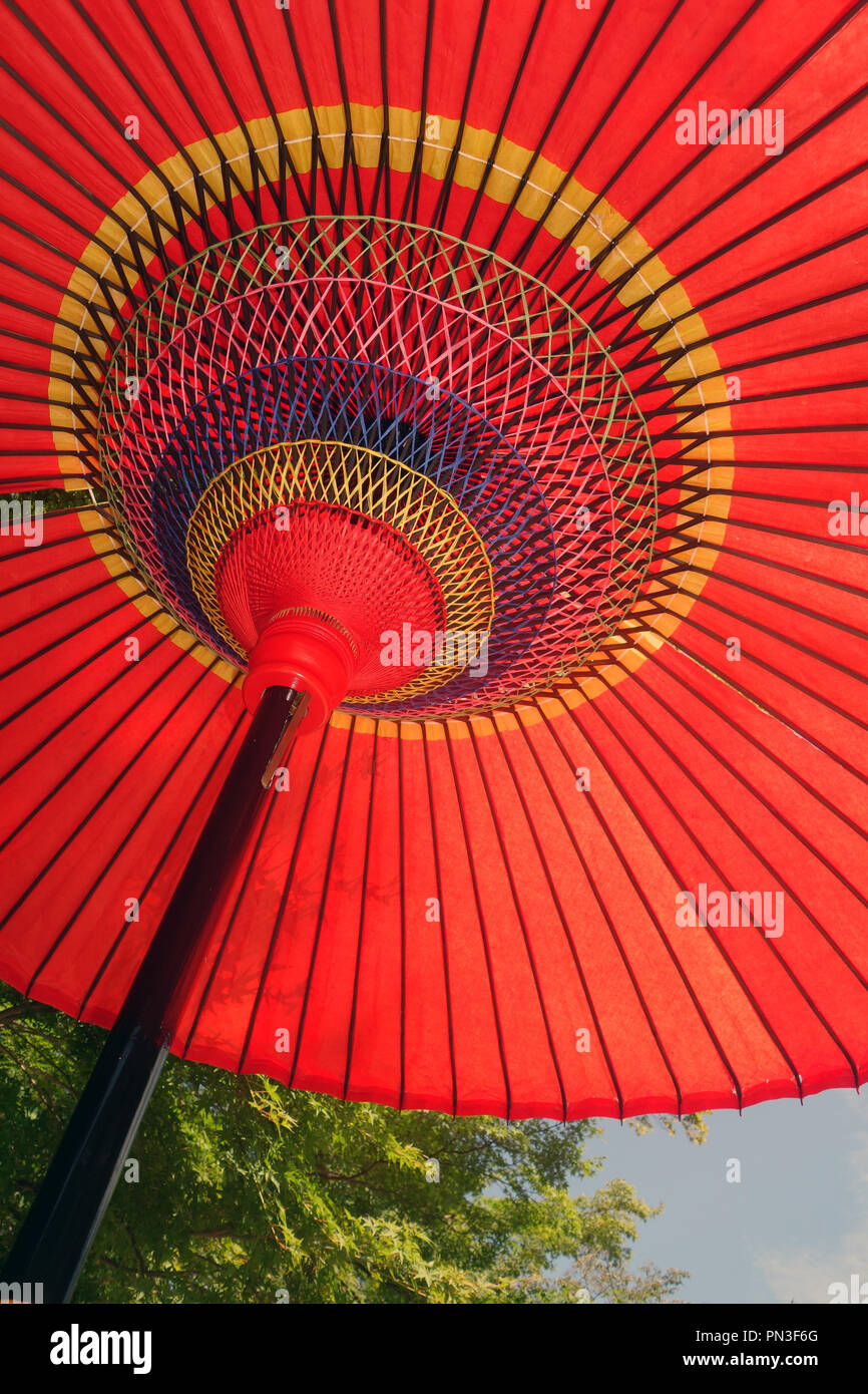 Traditionellen roten Sonnenschirm im Sommer Park, Kyoto, Japan. Keine PR Stockfoto