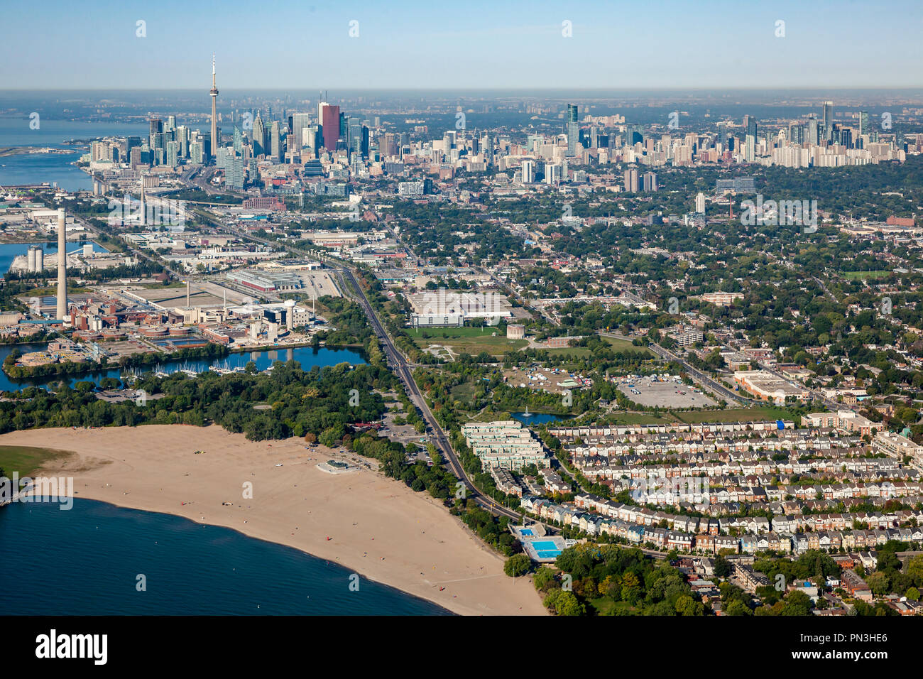 Ein Blick auf Woodbine Strand und Park, mit der Innenstadt von Toronto im Hintergrund. Stockfoto