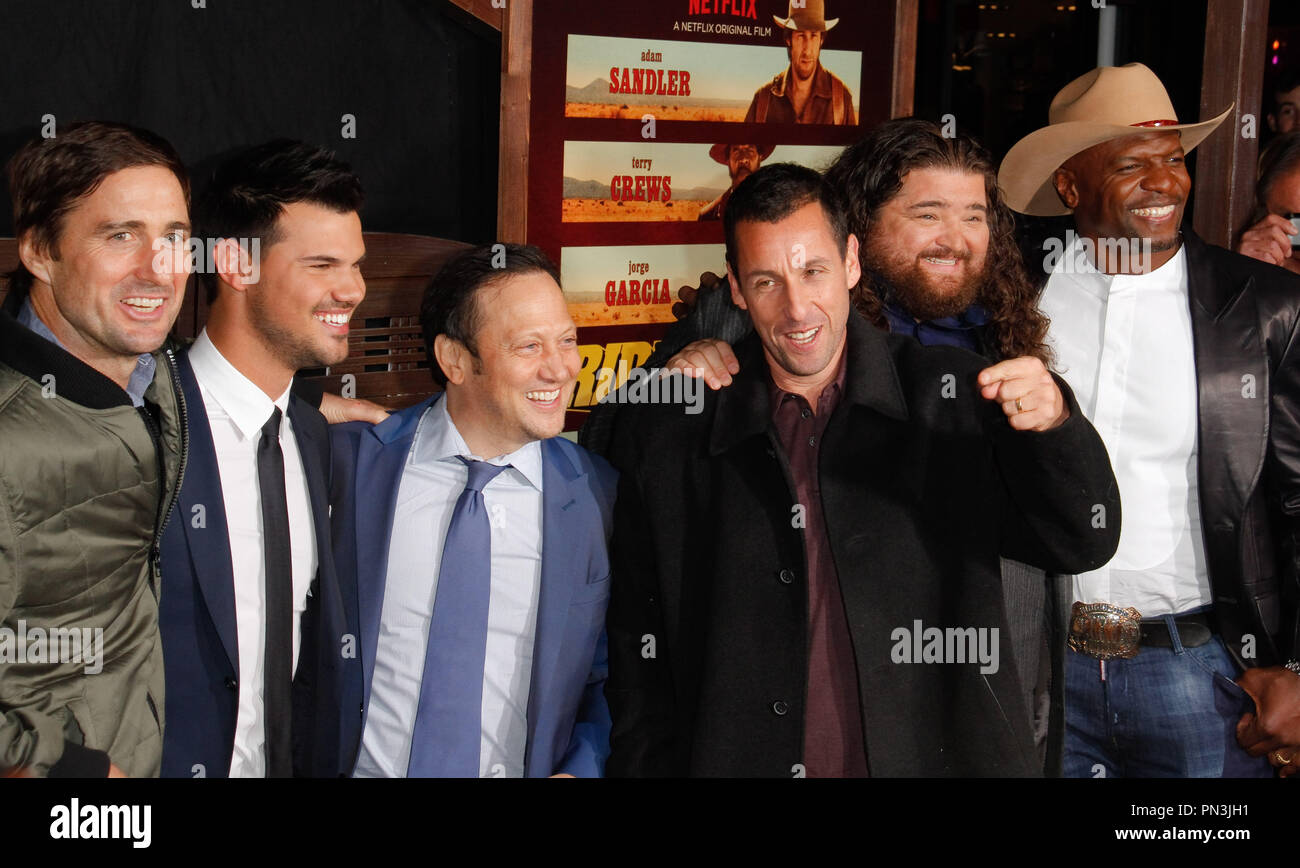 Luke Wilson, Taylor Lautner, Rob Schneider, Adam Sandler, Jorge Garcia und Terry Crews am Netflix Premiere von "Die lächerlichen 6' bei AMC Universal City statt Spaziergang Stadion 19 Theater in Universal City, CA, November 30, 2015. Foto von Joe Martinez/PictureLux Stockfoto