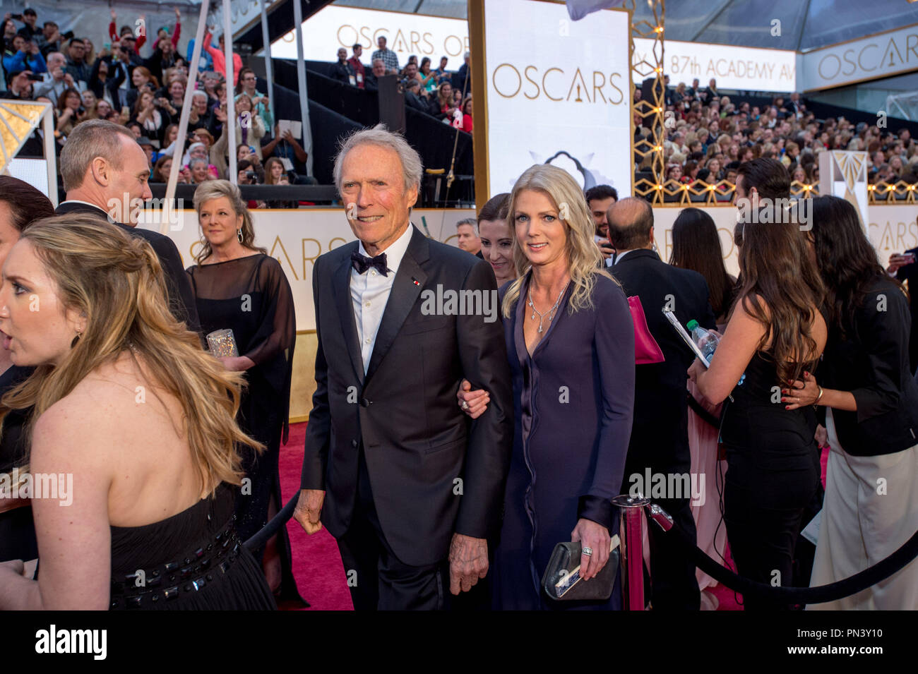 Clint Eastwood, Oscar®-Nominee für beste Bild, für Arbeiten an 'American Sniper' und Christina Sandera kommen für die Live ABC Telecast der 87 Oscars® auf der Dolby® Theater in Hollywood, CA am Sonntag, den 22. Februar, 2015. Datei Referenz # 32566 551 THA nur für redaktionelle Verwendung - Alle Rechte vorbehalten Stockfoto