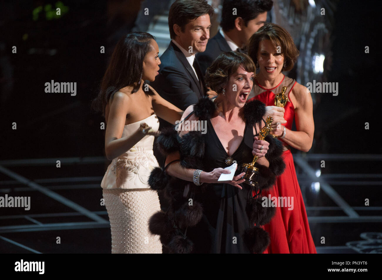 Dana Perry und Ellen Goosenberg Kent akzeptiert den Oscar® für den besten Dokumentarfilm kurze betrifft, für die Arbeit an "Krise Hotline: Veteranen drücken Sie die 1" von Kerry Washington und Jason Bateman während des Live ABC Telecast der 87 Oscars® auf der Dolby® Theater in Hollywood, CA am Sonntag, den 22. Februar, 2015. Datei Referenz # 32567 139 THA nur für redaktionelle Verwendung - Alle Rechte vorbehalten Stockfoto