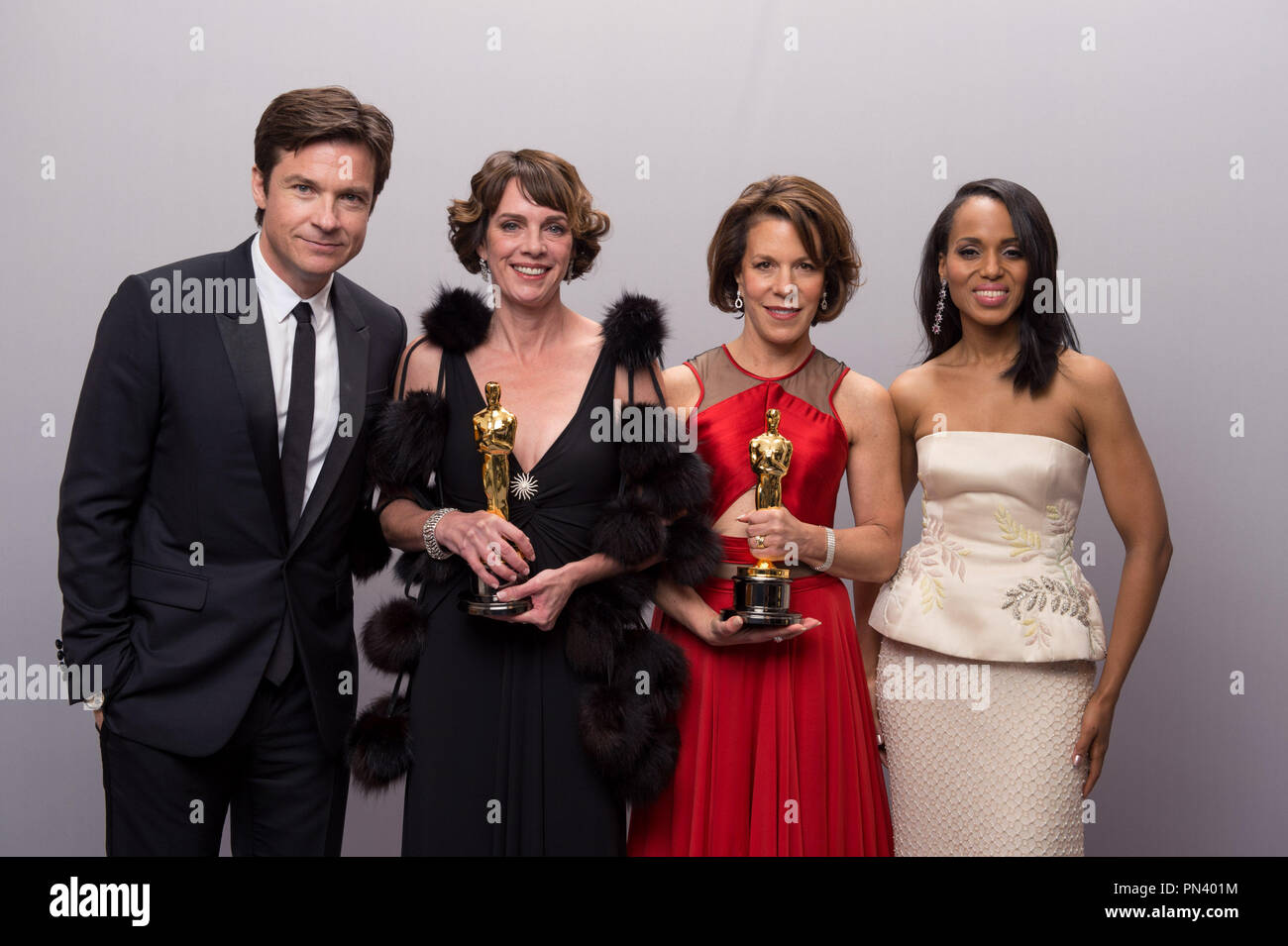 Moderatoren Jason Bateman und Kerry Washington pose Backstage mit Dana Perry und Ellen Goosenberg Kent und den Oscar® für den besten Dokumentarfilm kurze betrifft, für die Arbeit an "Krise Hotline: Veteranen drücken Sie die 1" während des Live ABC Telecast der 87 Oscars® auf der Dolby® Theater in Hollywood, CA am Sonntag, den 22. Februar, 2015. Datei Referenz # 32568 020 THA nur für redaktionelle Verwendung - Alle Rechte vorbehalten Stockfoto
