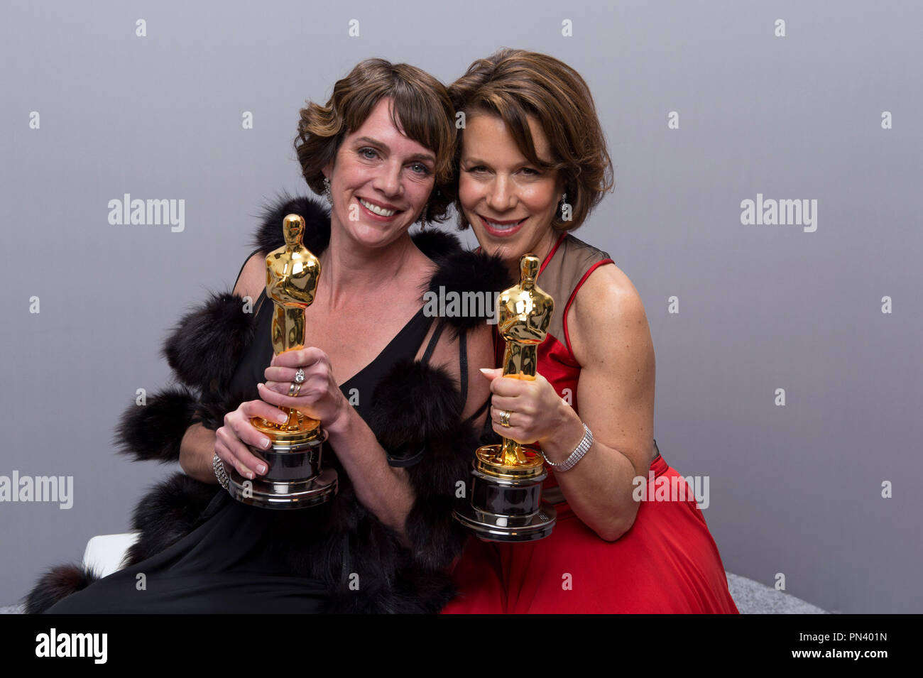 Dana Perry und Ellen Goosenberg Kent pose Backstage mit den Oscar® für den besten Dokumentarfilm kurze betrifft, für die Arbeit an "Krise Hotline: Veteranen drücken Sie die 1" während des Live ABC Telecast der 87 Oscars® auf der Dolby® Theater in Hollywood, CA am Sonntag, den 22. Februar, 2015. Datei Referenz # 32568 021 THA nur für redaktionelle Verwendung - Alle Rechte vorbehalten Stockfoto
