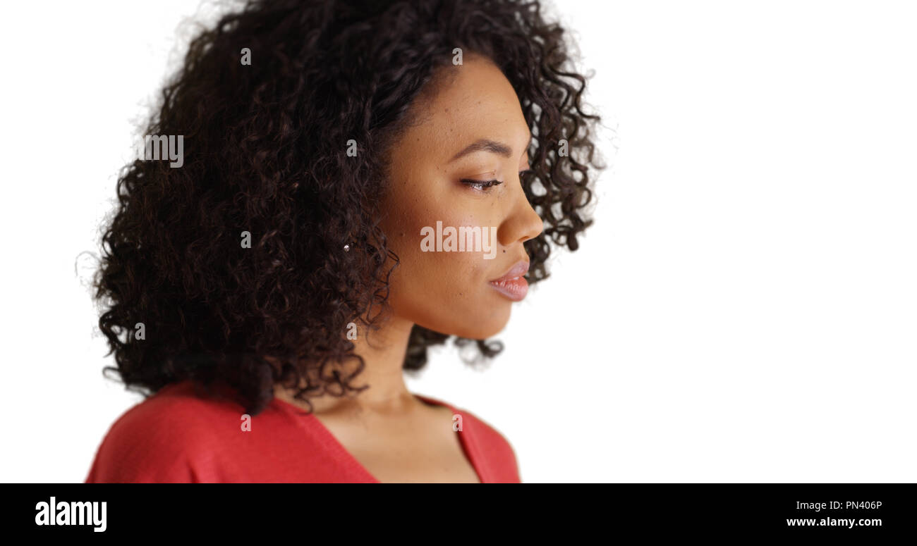 Junge afrikanische Frauen denken zutiefst von selbst auf weißem Hintergrund Stockfoto