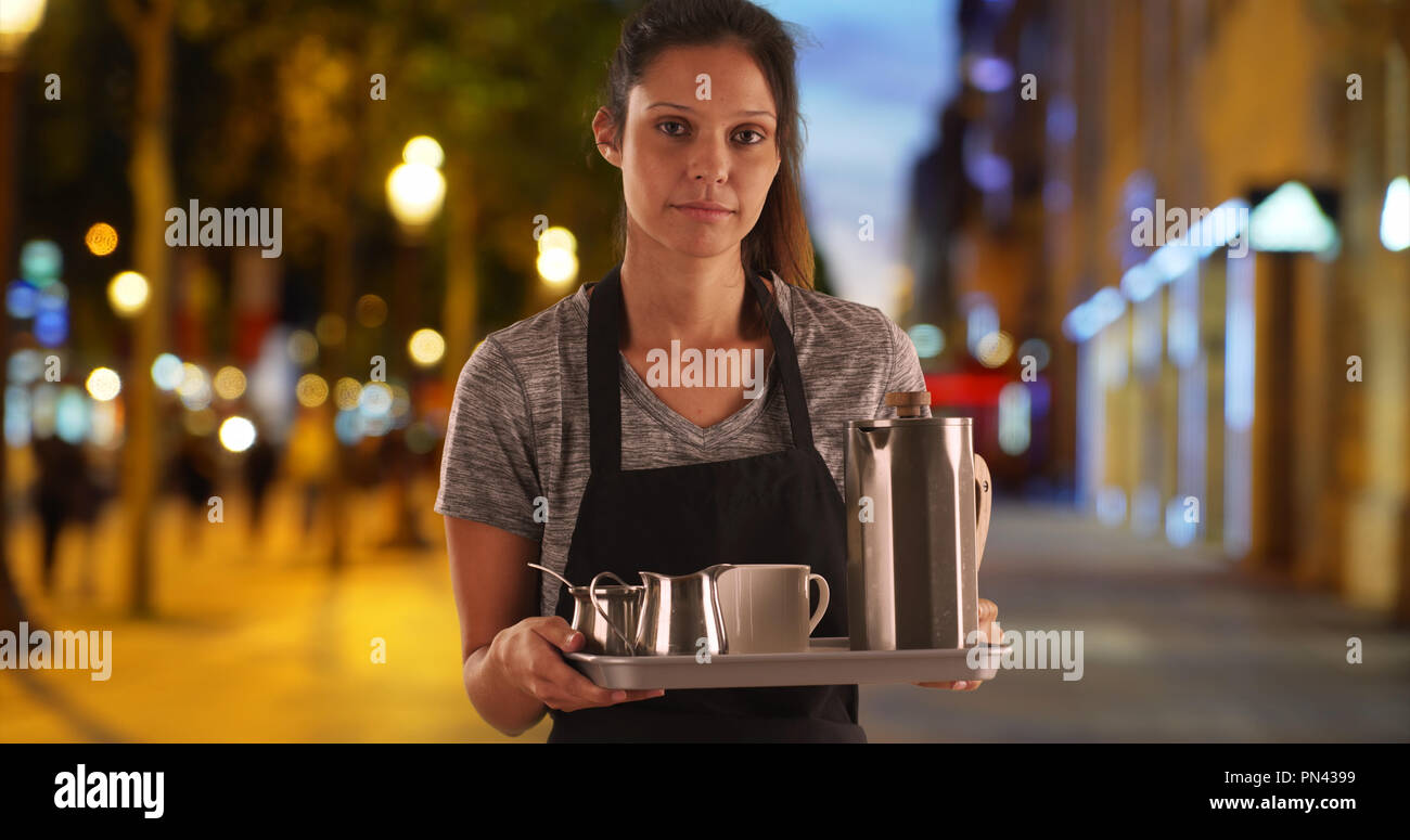 Hübsche Kellnerin auf der Champs-Elysees, Tablett mit Kaffee Getränke Stockfoto