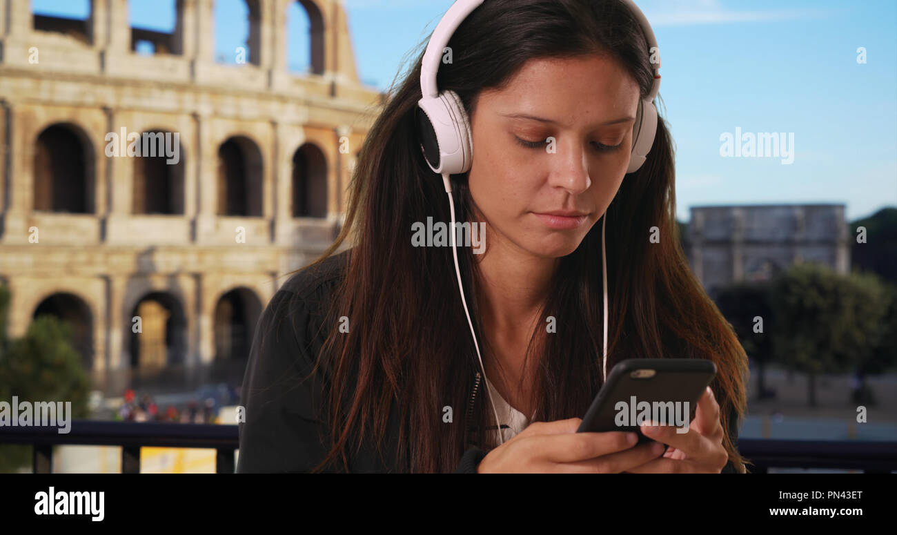 Tausendjährige touristische Frau texting, während das Kolosseum in Rom besuchen Stockfoto