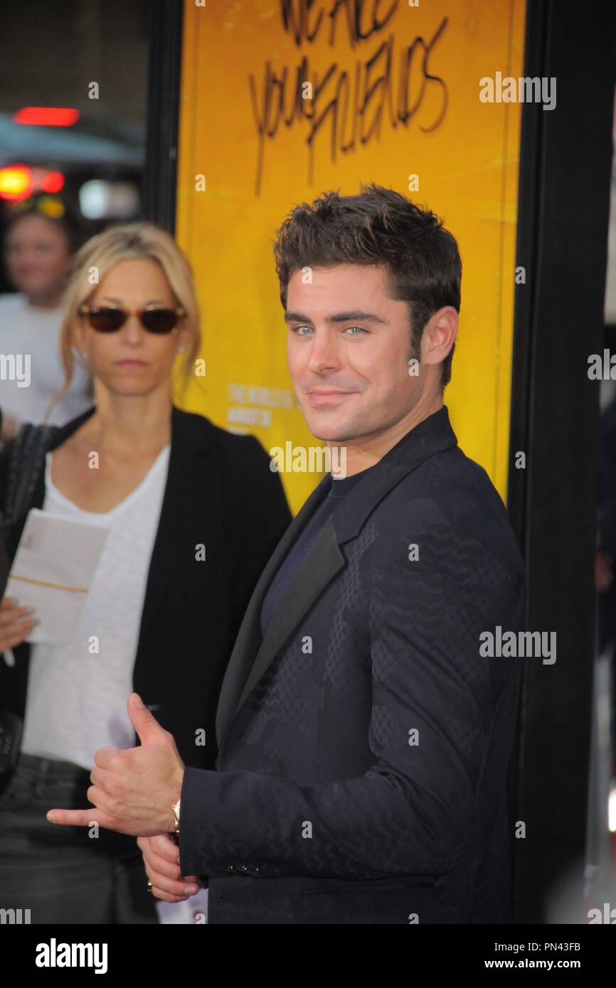 Zac Efron 08/20/2015 Los Angeles Premiere von "Wir sind Freunde" bei TCL Chinese Theatre in Hollywood, CA Foto von Izumi Hasegawa/HNW/PictureLux Stockfoto