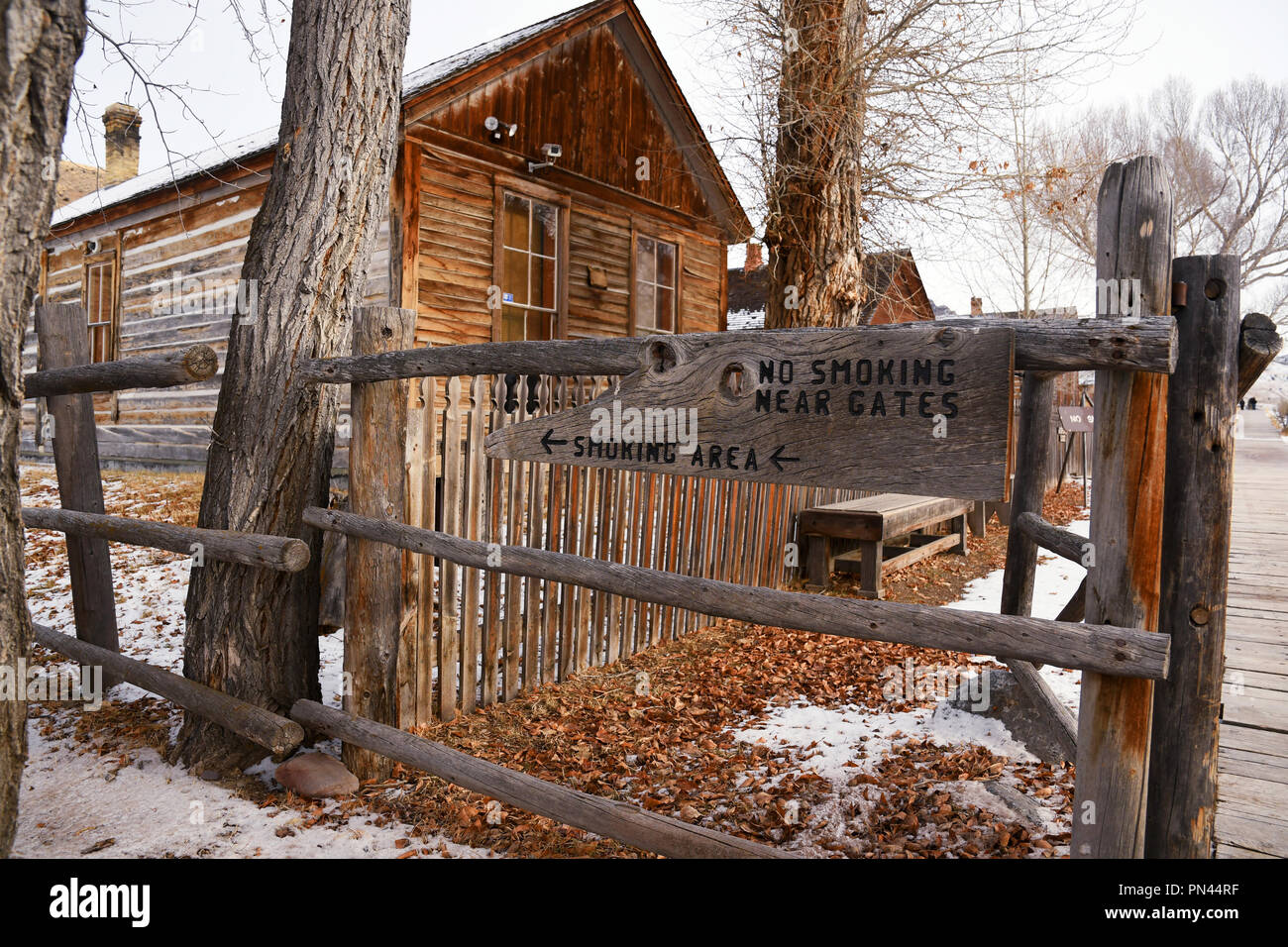 Im Bannack, Montana, USA - Dezember 15, 2017: alten rustikalen Gebäuden im Winter bei im Bannack Historic State Park Stockfoto