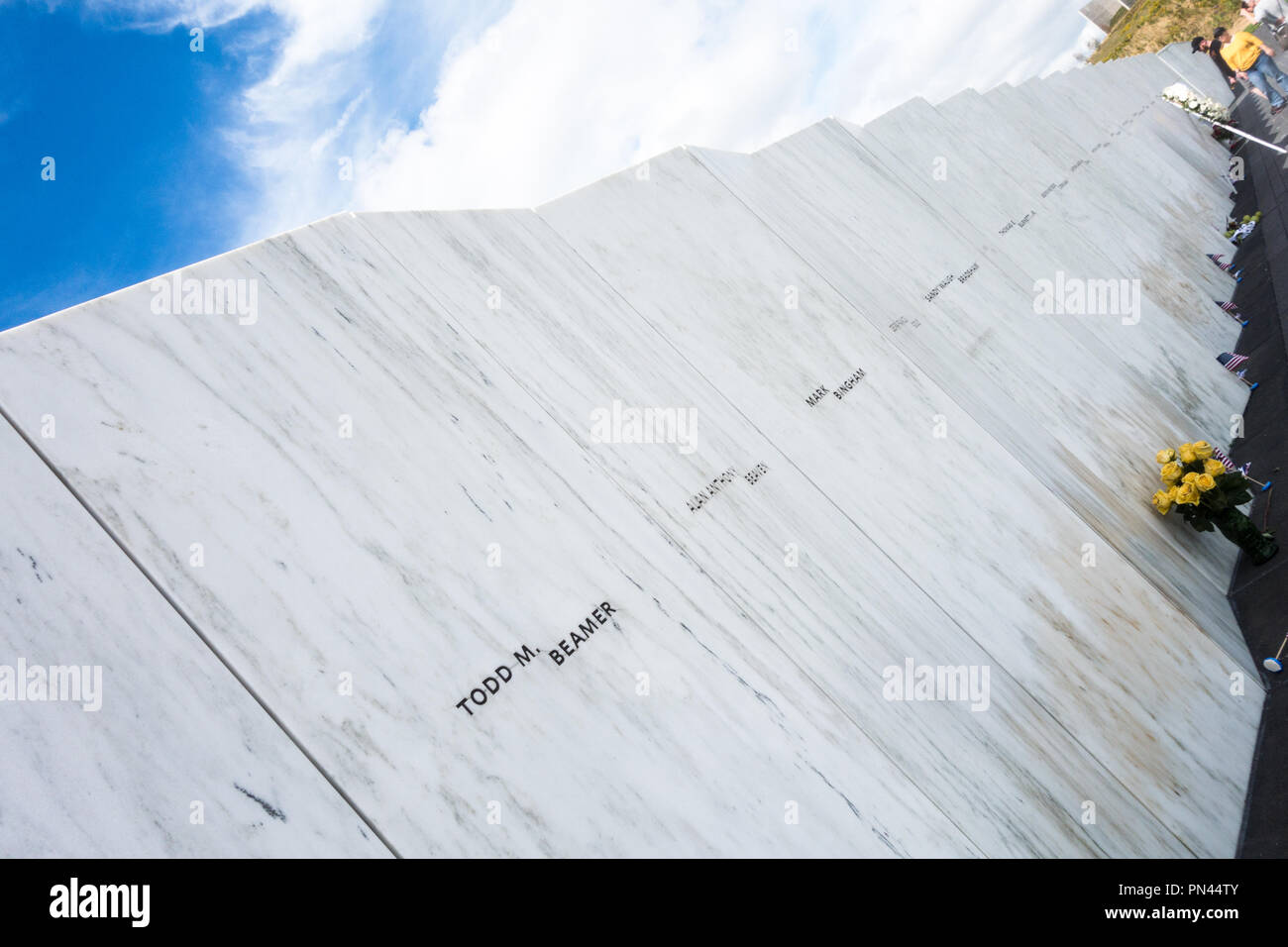 Besucher sehen die Mauer der Namen, am Ende der Memorial Plaza in Flug 93 National Memorial, Shanksville, Somerset County, Pennsylvania, USA Stockfoto