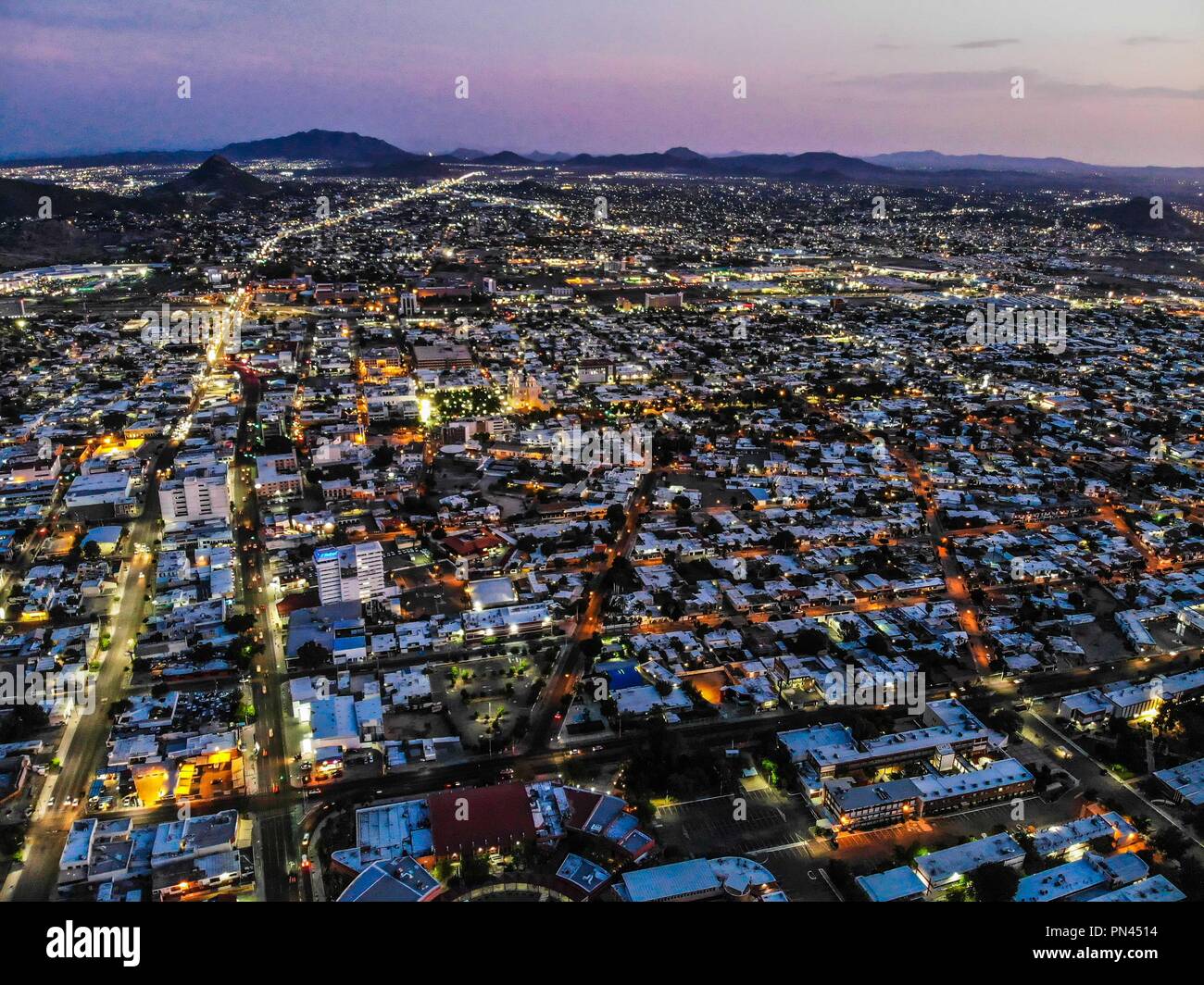 Vista aerea del la Ciudad de Leon. Panorámicas de Hermosillo al anochecer. (Foto: Luis Gutiérrez/NortePhoto.com) Luftaufnahme der Stadt Stockfoto