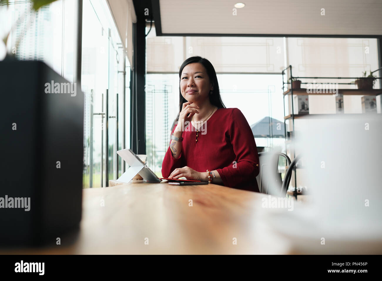 Asian Business Frau arbeiten In Bar außerhalb der Stockfoto