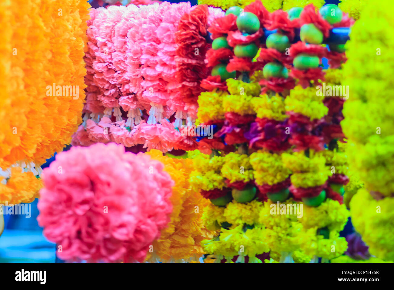 Bunte ringelblume Blumengirlanden für hinduistische religiöse Zeremonie. Girlande von Indern für Anbetung der Göttin im Blumengeschäft in der Nähe Sri Maha Mariamman T Stockfoto