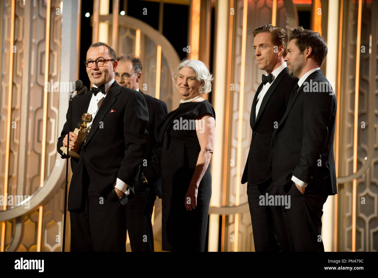 Die Annahme der Golden Globe für den besten MINI-SERIES ODER MOTION PICTURE MADE FOR TELEVISION für "Wolf Hall" (PBS) ist Colin Callender auf dem 73. jährlichen Golden Globe Awards im Beverly Hilton in Beverly Hills, CA am Sonntag, den 10. Januar 2016. Stockfoto