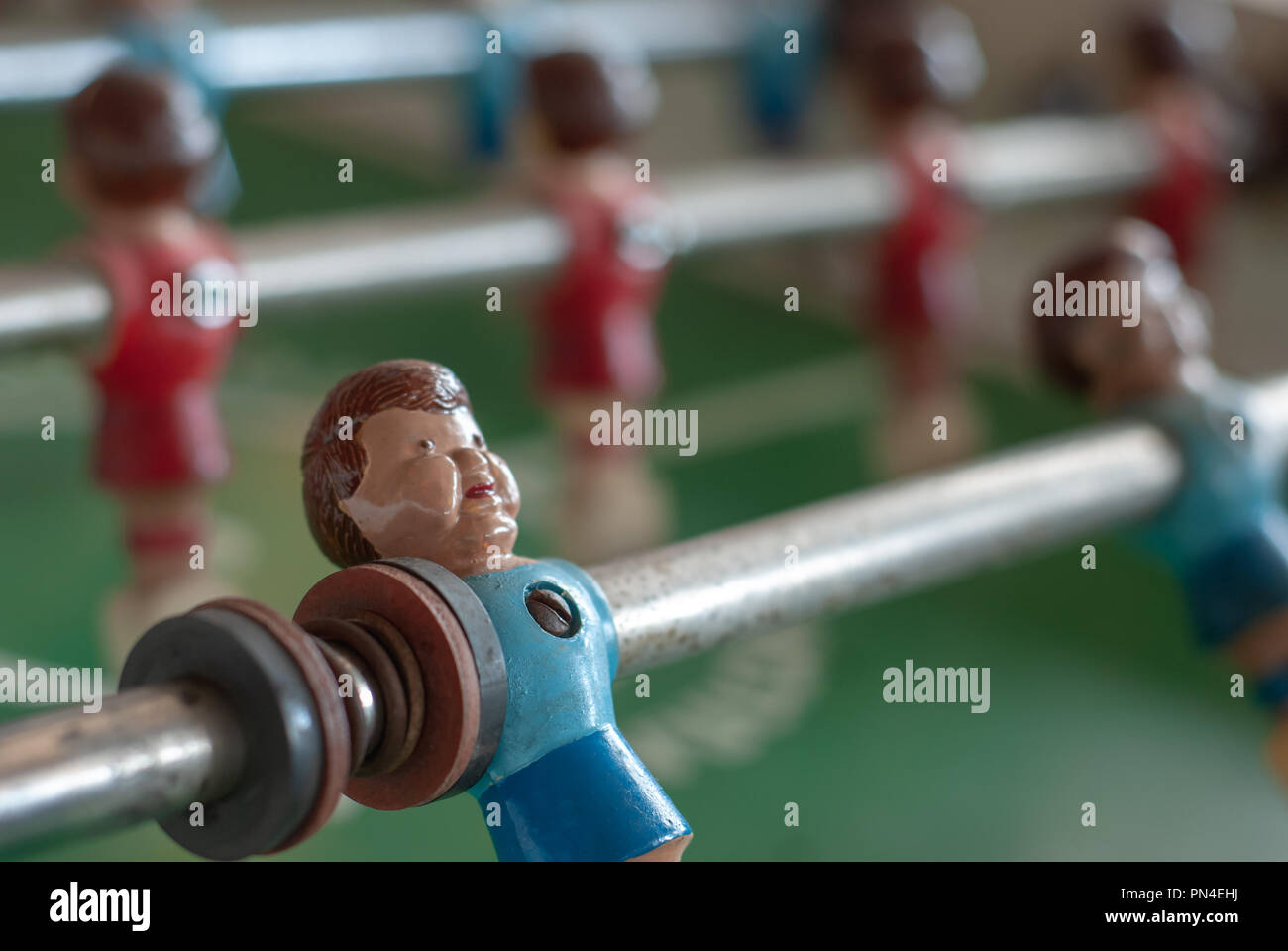 Blaue Modell Player auf einem Tischfußball-Spiel Stockfoto