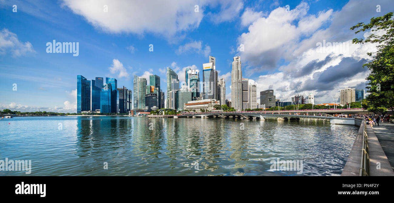 Skyline von Singapur und das Jubiläum Brücke von der Marina Bay Waterfront Promenade gesehen Stockfoto