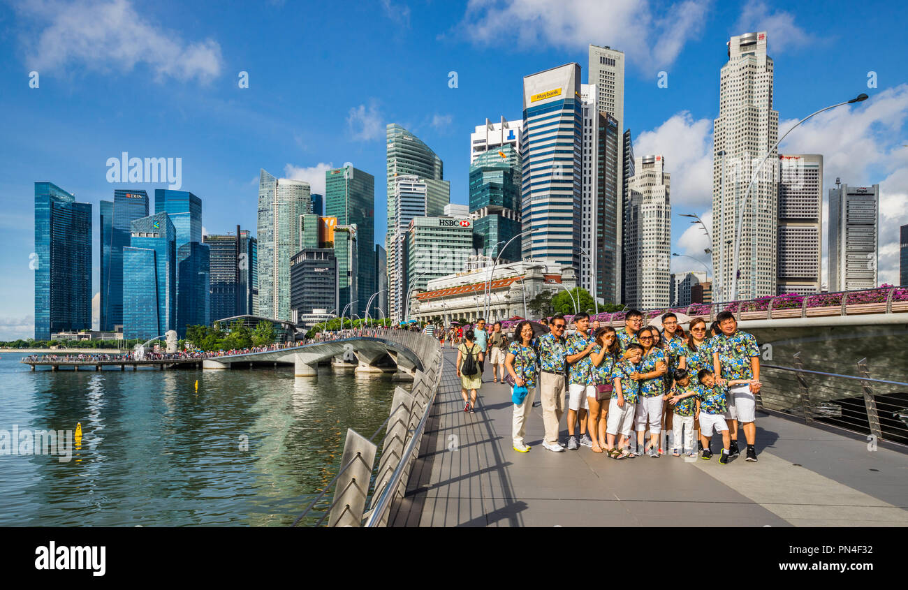 Familie Gruppe Foto auf der Jubilee Bridge vor dem Hintergrund der Skyline von Singapur Stockfoto