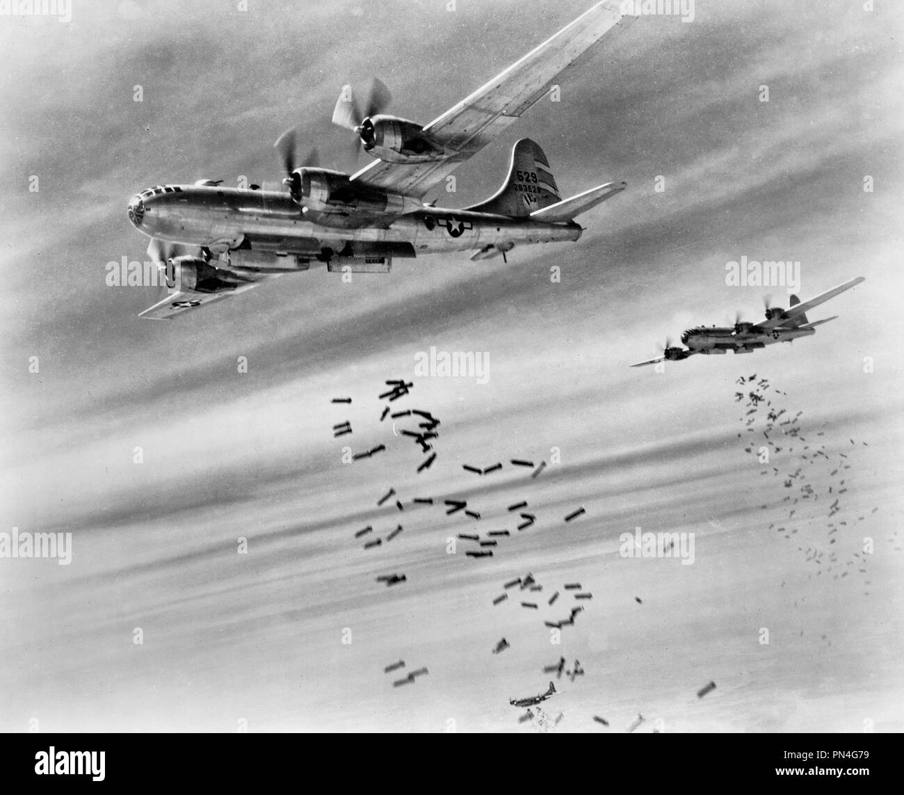 Bomben über Birma - Luftaufnahme von Bomben aus zwei 20 Bomber Command Superfortresses gefallen wird. Stockfoto
