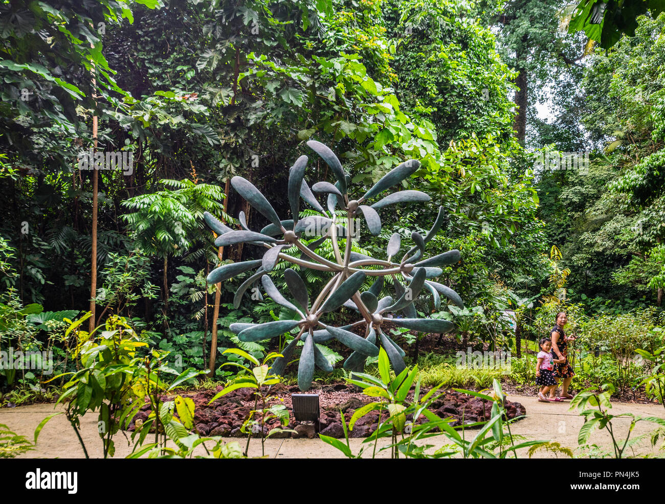 Die Skulptur "Fünfzig Flügel" von Bildhauer James Surls erinnert an den 50. Jahrestag os der Republik Singapur Unabhängigkeit und ist eine interpreta Stockfoto