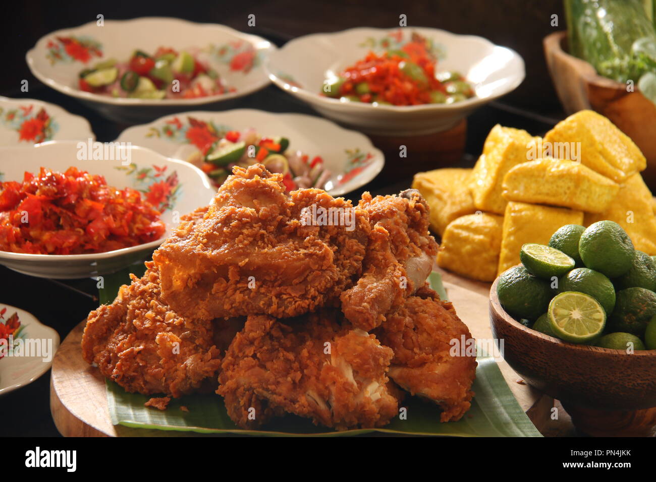 Ayam Geprek. Fusion Street Food von Southern Fried Chicken mit traditionellen würzige Soße aus indonesischen regionale Küche. Stockfoto