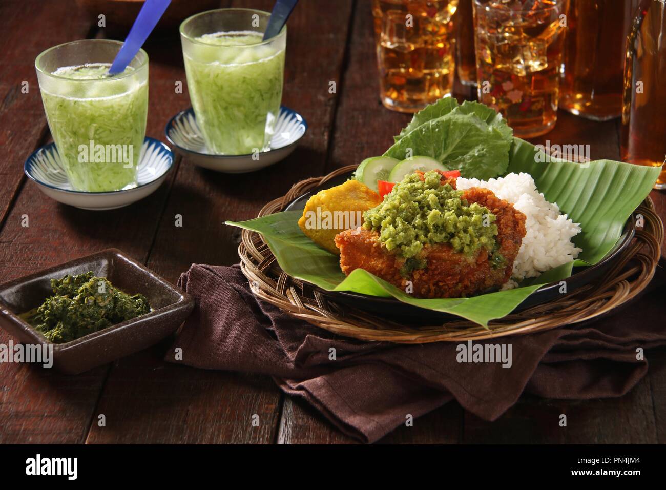 Ayam Geprek Andaliman. Fusion Street Food Gericht der Southern Fried Chicken gekrönt mit Sambal Andaliman, die grüne Chili und Andaliman Pfeffersoße. Stockfoto