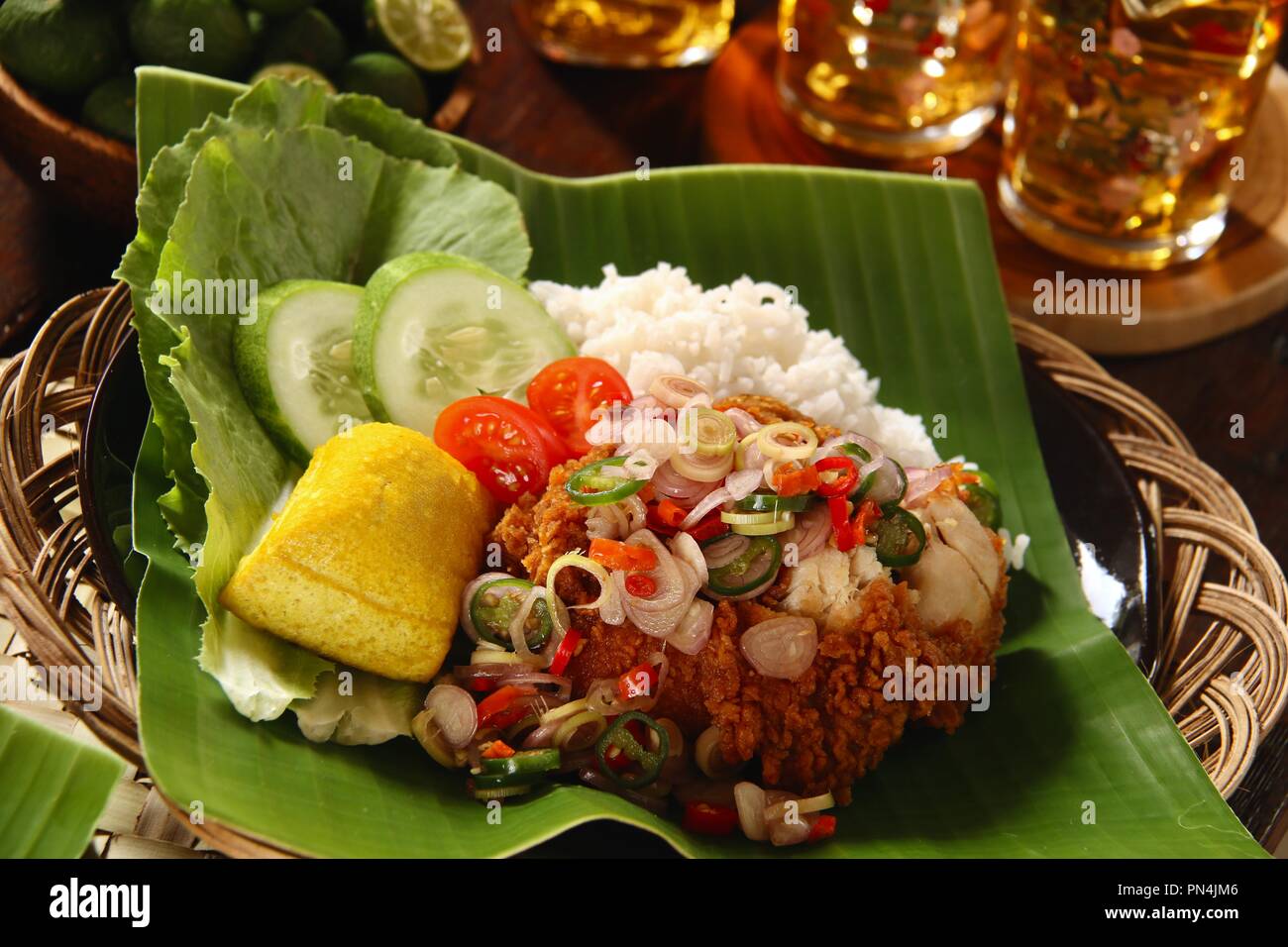 Ayam Geprek Sambal Matah. Fusion Street Food Gericht der Southern Fried Chicken gekrönt mit Sambal Matah, die Balinesische Chili - zitronengras Salsa. Stockfoto