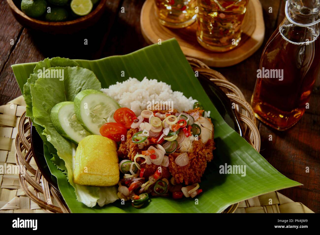 Ayam Geprek Sambal Matah. Fusion Street Food Gericht der Southern Fried Chicken gekrönt mit Sambal Matah, die Balinesische Chili - zitronengras Salsa. Stockfoto