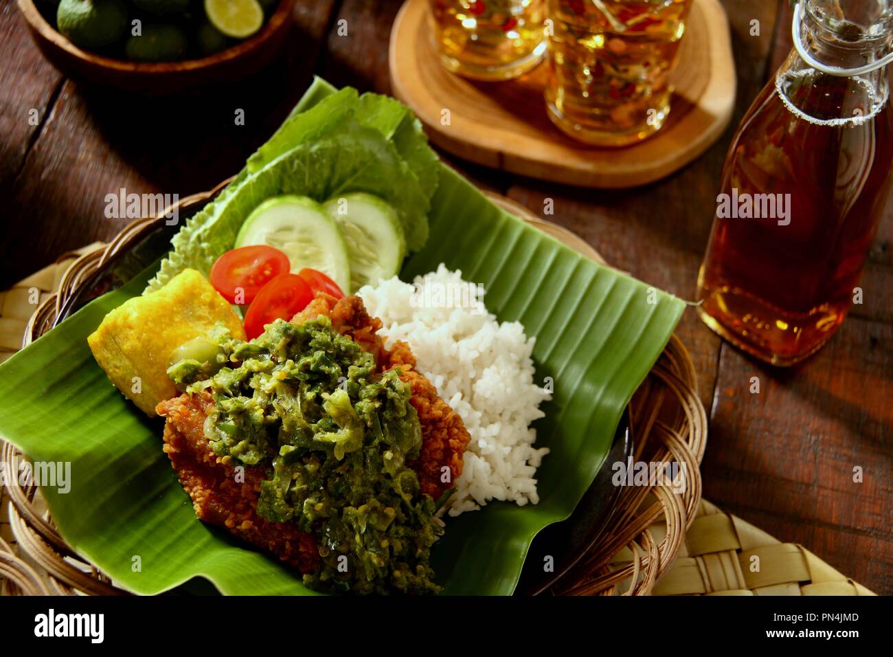 Ayam Geprek Sambal Lado Mudo. Fusion Street Food Gericht der Southern Fried Chicken gekrönt mit Sambal Lado Mudo, die traditionelle grüne Chilischote einfügen. Stockfoto