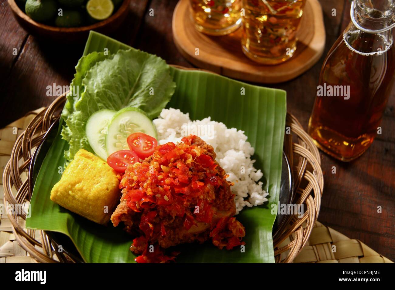 Ayam Geprek Balado. Fusion Street Food Gericht der Southern Fried Chicken gekrönt mit Sambal Lado oder Sambal Oelek, den traditionellen roten Chili paste. Stockfoto