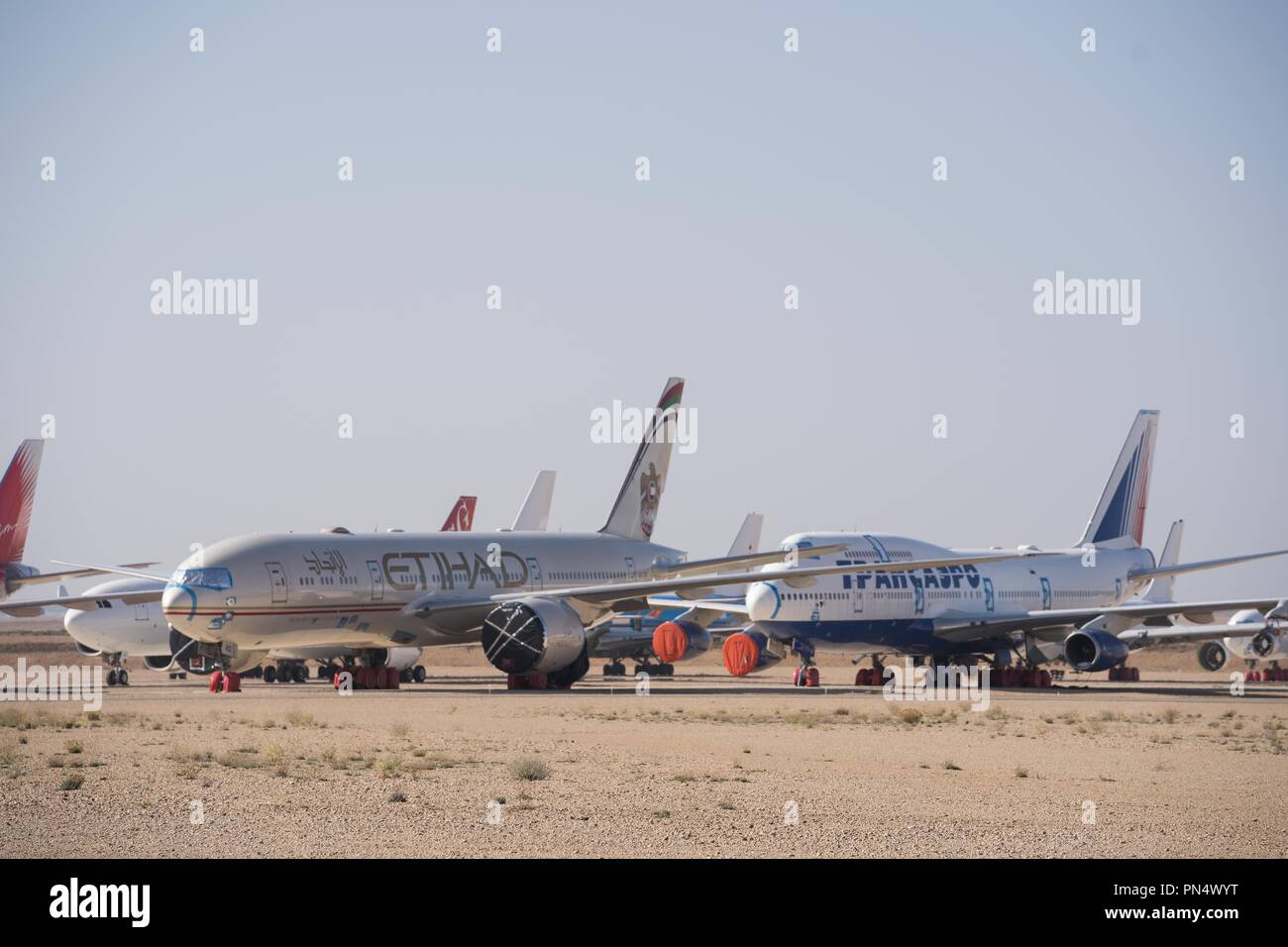 Zahlen von Verkehrsflugzeugen gesehen in Teruel Flughafen für Wartung geparkt. Viele Leute denken, Teruel airportis ein Flugzeug Friedhof, wo Flugzeuge durch ihre letzte Reise gehen und haben ihre Metall recycelt. In der Tat ist dieser Flughafen im Osten von Spanien entfernt ist mehr ein Hotel für Flugzeuge ein langer Mittagsschlaf. Es beherbergt Flugzeuge aus der ganzen Welt, die aus dem verkehr gezogen wurden, vorübergehend oder dauerhaft, und bietet ihren Wartungsbedarf. Einige sind bereit zu fliegen warten aber für finanzielle oder rechtliche Fragen geklärt werden. Einige sind hier, weil ihre Fluggesellschaften müssen Stockfoto