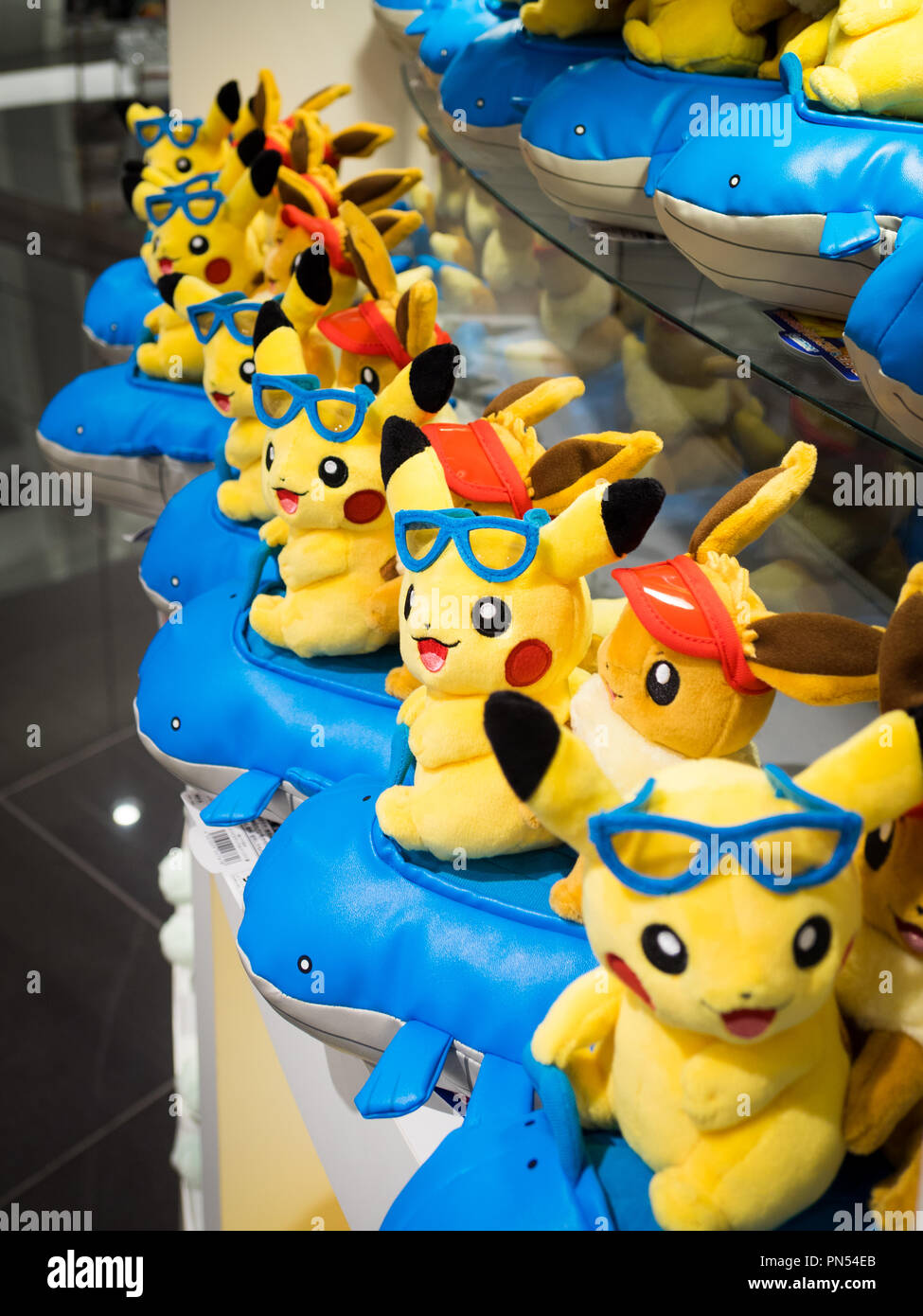 Reihen von Plüsch Pikachu, Evoli, und Wailmer Pokemon (Pokémon) auf dem Pokemon Center Tokyo DX (Pokémon Center Tokyo DX) in Nihonbashi, Tokio, Japan. Stockfoto