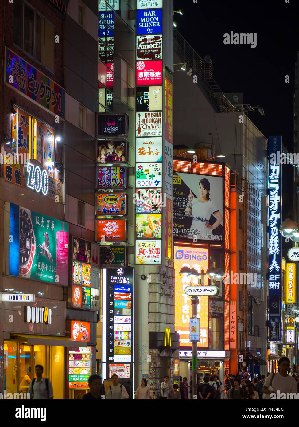 Beleuchtete Schilder und Neonschilder nachts auf einer belebten Gasse zwischen Shibuya Centre-Gai und Shibuya Bunkamura-dori in Shibuya City, Tokio, Japan. Stockfoto