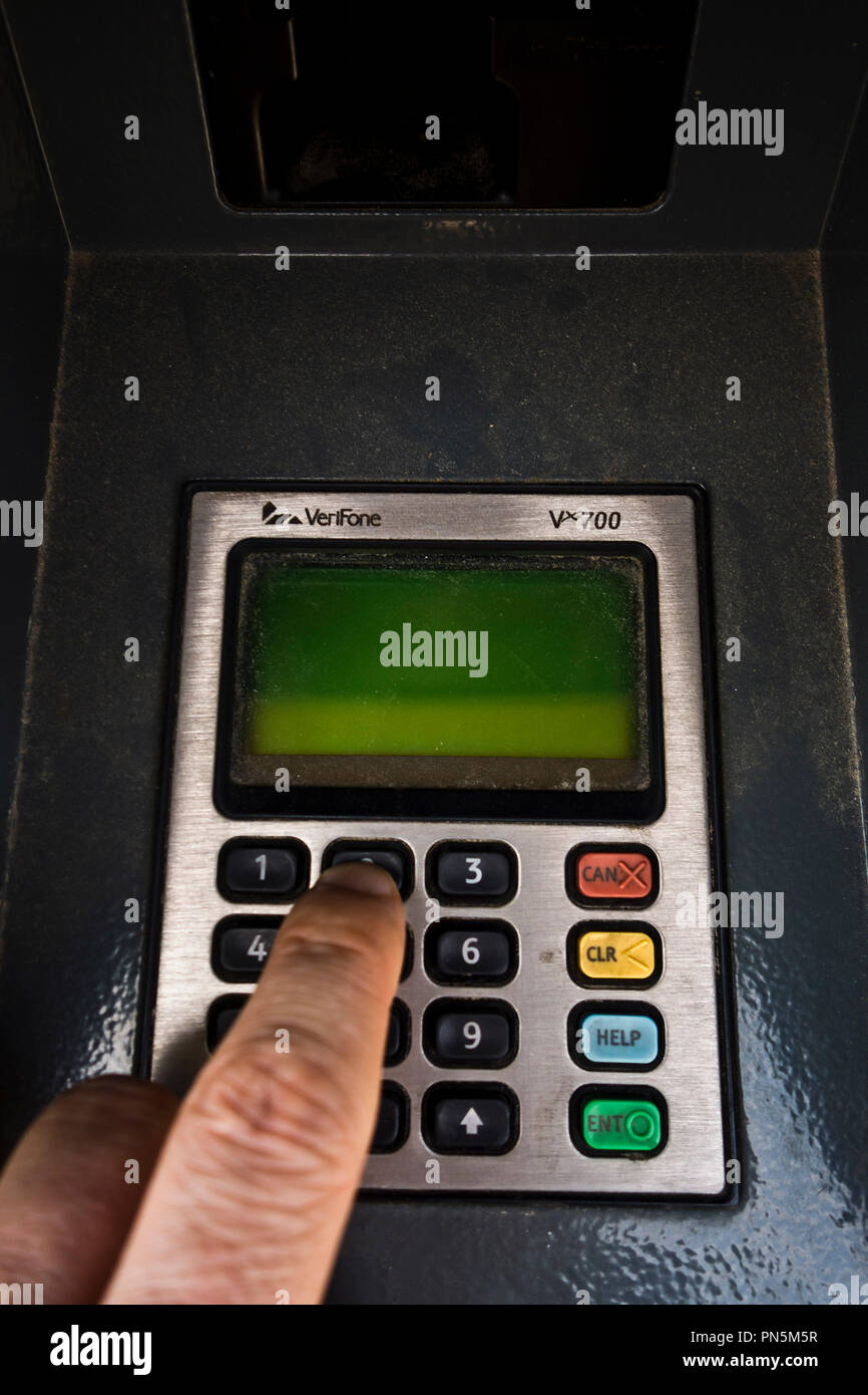Weibliche hand Eingabe eines Codes auf einem ATM vor dem Abrufen von Bargeld Stockfoto