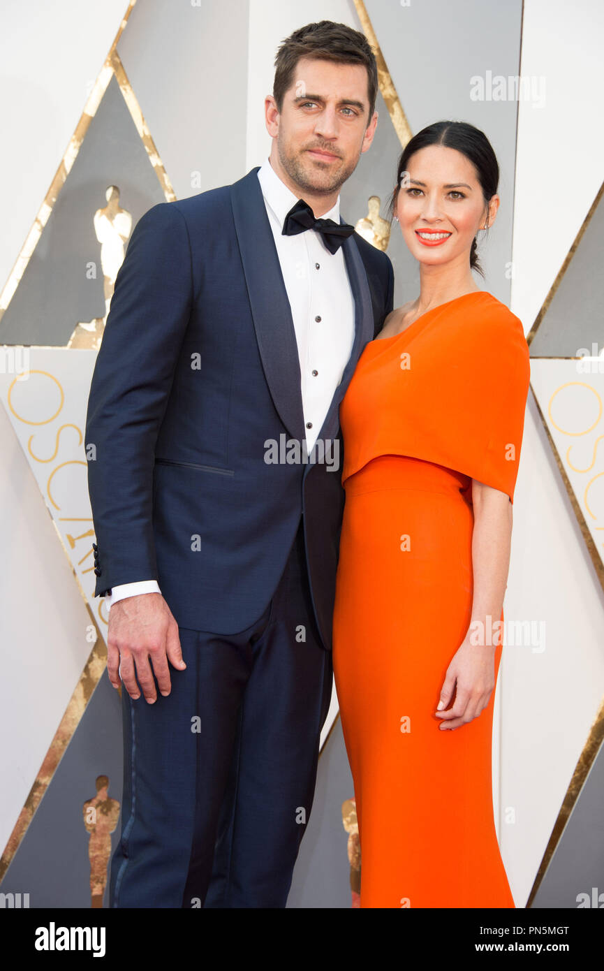 Moderator Olivia Munn und Aaron Rodgers kommen an Die 88 Oscars® auf der Dolby® Theater in Hollywood, CA am Sonntag, dem 28. Februar, 2016. Datei Referenz # 32854 134 THA nur für redaktionelle Verwendung - Alle Rechte vorbehalten Stockfoto