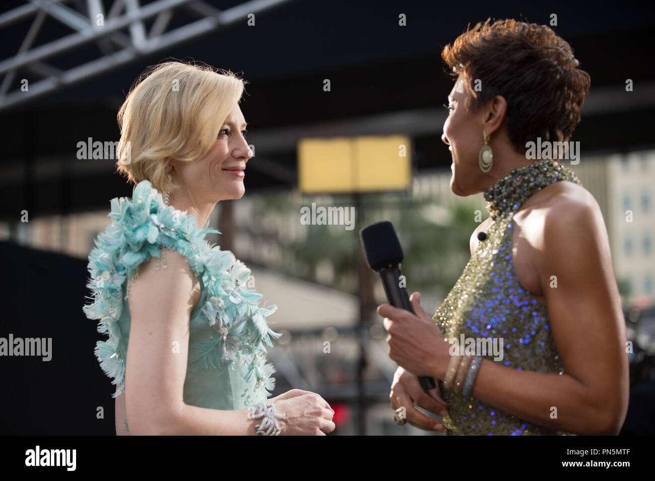 Oscar®-Nominee, Cate Blanchett, wird von Robin Roberts auf dem roten Teppich Die 88 Oscars® auf der Dolby® Theater in Hollywood, CA am Sonntag, 28. Februar 2016 befragt. Datei Referenz # 32854_336 THA nur für redaktionelle Verwendung - Alle Rechte vorbehalten Stockfoto