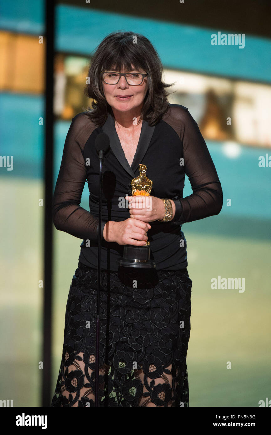 Zetta Sixel akzeptiert den Oscar® für Achievement in Film Editing, für die Arbeit an "Mad Max: Fury Road", während der Live ABC Telecast der 88 Oscars® auf der Dolby® Theater in Hollywood, CA am Sonntag, dem 28. Februar, 2016. Datei Referenz # 32854 525 THA nur für redaktionelle Verwendung - Alle Rechte vorbehalten Stockfoto