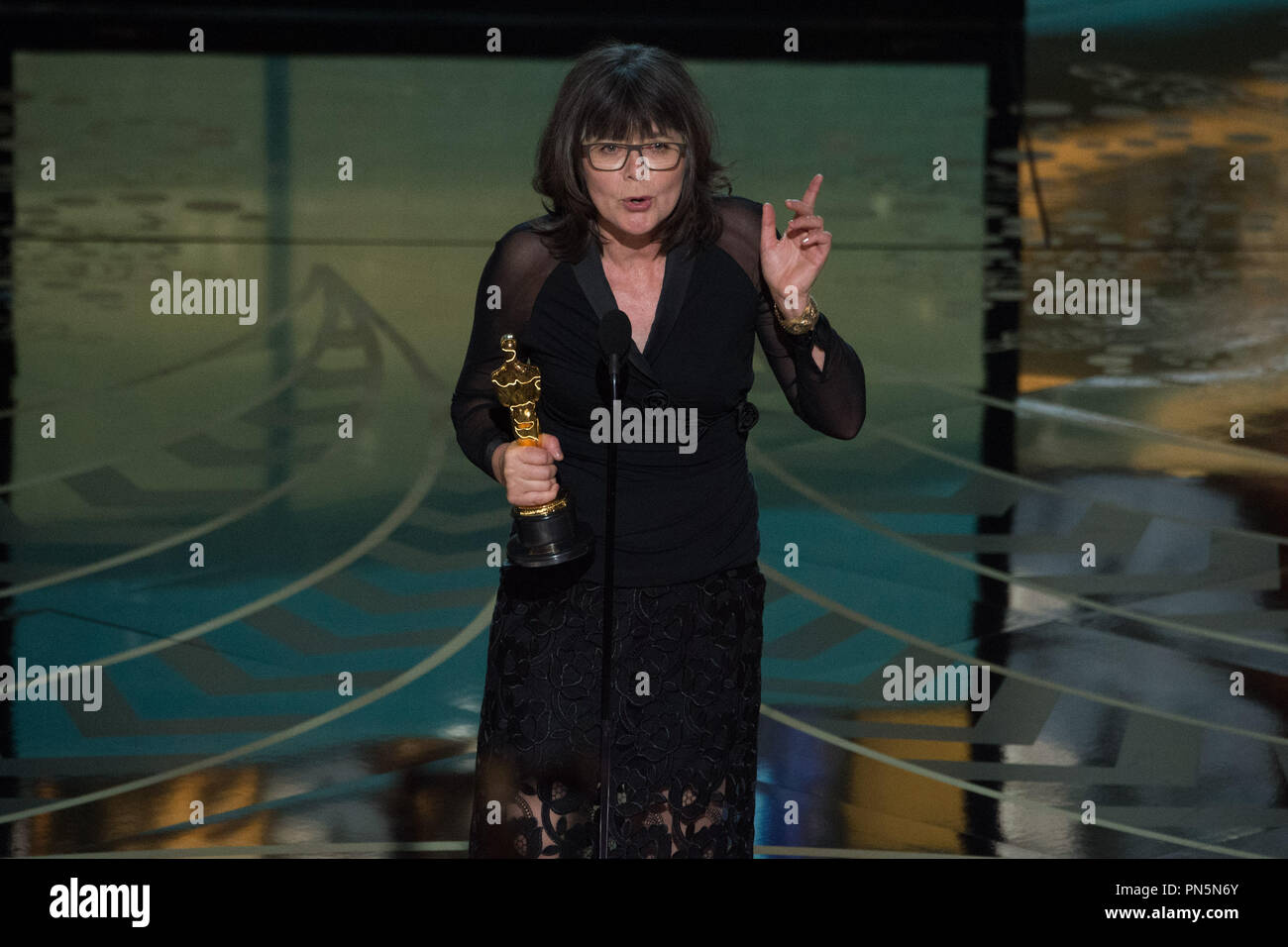 Zetta Sixel akzeptiert den Oscar® für Achievement in Film Editing, für die Arbeit an "Mad Max: Fury Road" während der Live ABC Telecast der 88 Oscars® auf der Dolby® Theater in Hollywood, CA am Sonntag, dem 28. Februar, 2016. Datei Referenz # 32854 607 THA nur für redaktionelle Verwendung - Alle Rechte vorbehalten Stockfoto