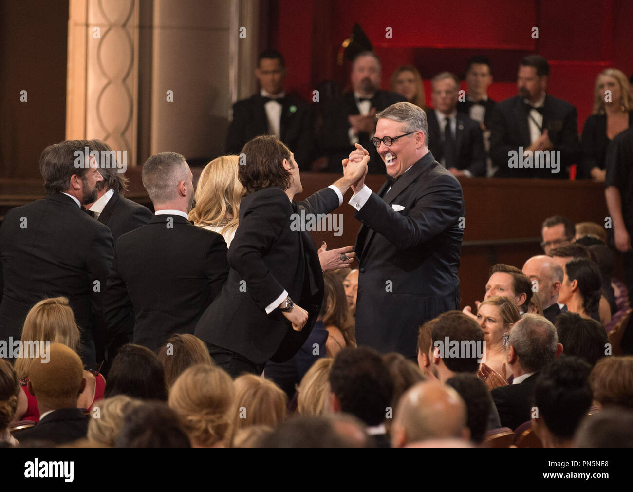 Adam McKay und Charles Randolph der Oscar® für Adaptiertes Drehbuch akzeptieren, für die Arbeit an "The Big Short" während der Live ABC Telecast der 88 Oscars® auf der Dolby® Theater in Hollywood, CA am Sonntag, dem 28. Februar, 2016. Datei Referenz # 32854 789 THA nur für redaktionelle Verwendung - Alle Rechte vorbehalten Stockfoto