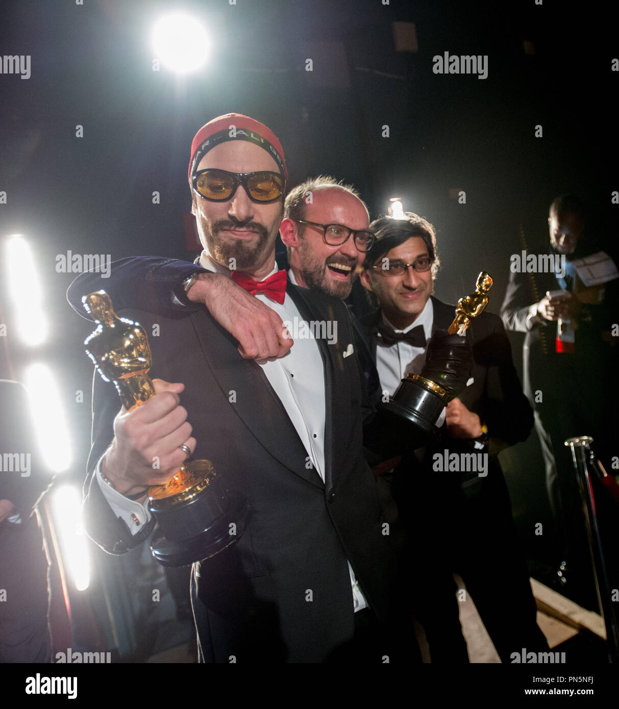 Sacha Baron Cohen, James Gay-Reese und Asif Kapadia pose Backstage mit den Oscar® für den besten Dokumentarfilm, für die Arbeit an "Amy" während der Live ABC Telecast der 88 Oscars® auf der Dolby® Theater in Hollywood, CA am Sonntag, dem 28. Februar, 2016. Datei Referenz # 32854 823 THA nur für redaktionelle Verwendung - Alle Rechte vorbehalten Stockfoto