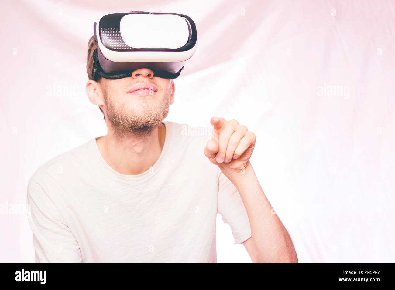 Junger Mann Hände Gesten in Virtual Reality vr Gläser isoliert Stockfoto
