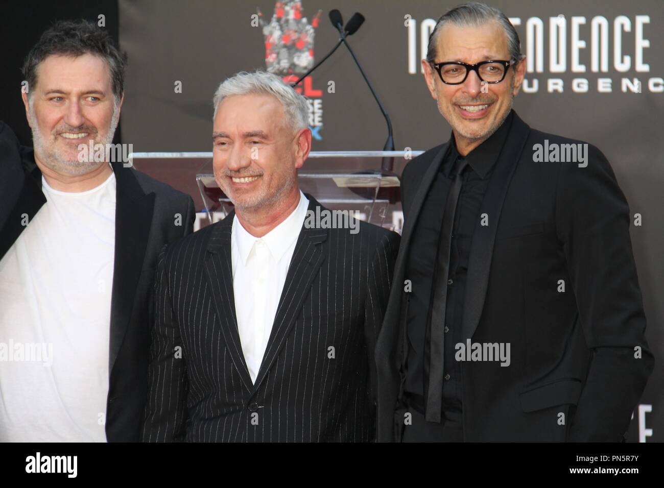 Harald Kloser, Roland Emmerich, Jeff Goldblum 20.06.2016 Hand- und Fußabdruck Zeremonie von Roland Emmerich aus 'Independence Day: Wiederaufleben", gehalten an der TCL Chinese Theatre in Hollywood, CA Foto von Izumi Hasegawa/HNW/PictureLux Stockfoto